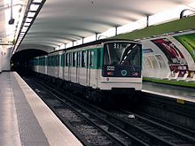 Station mit in Richtung Gallieni ausfahrendem Zug der Baureihe MF 67