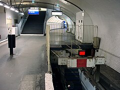 O fim de uma via na estação da linha 3 bis, em 2010. Se distingue ao fundo seu antigo túnel transformado em corredor de acesso à linha 3.