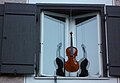 Mittenwald - Geige im Fenster. Das Wahrzeichen der Stadt hat 300 Jahre Tradition.jpg