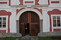 Čeština: Panské sídlo se statkem ve vesnici Mlázovy. Vstupní brána zámku ze dvora.