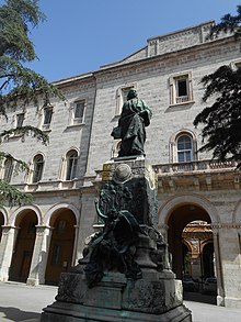 Il monumento dedicato al pittore Pietro Vannucci, il Perugino, a Perugia