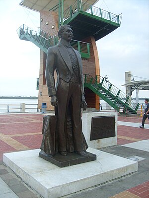 Monumento en el Malecon 2000, A Baquerizo Moreno Homenaje de la Patria.JPG