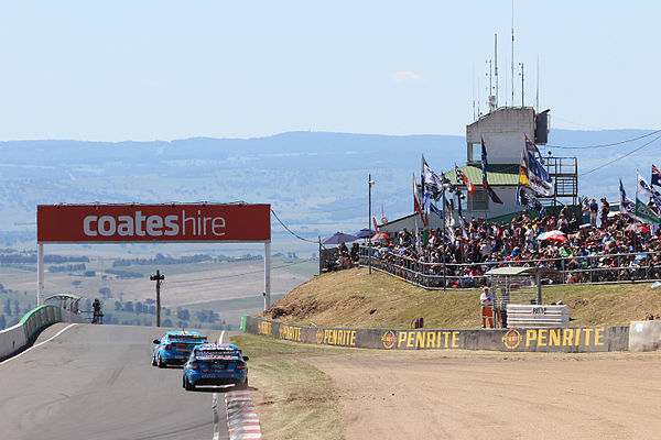 Cars on the run from McPhillamy Park to Brock's Skyline during the 2014 Bathurst 1000, with spectator areas at McPhillamy Park on the right