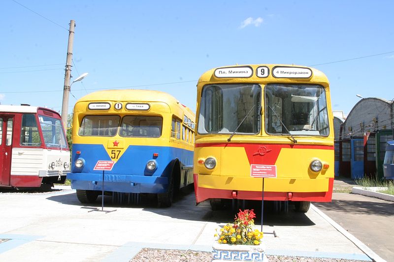 File:Mtb82 and ZiU-5 in Nizhni Novgorod by front.jpg