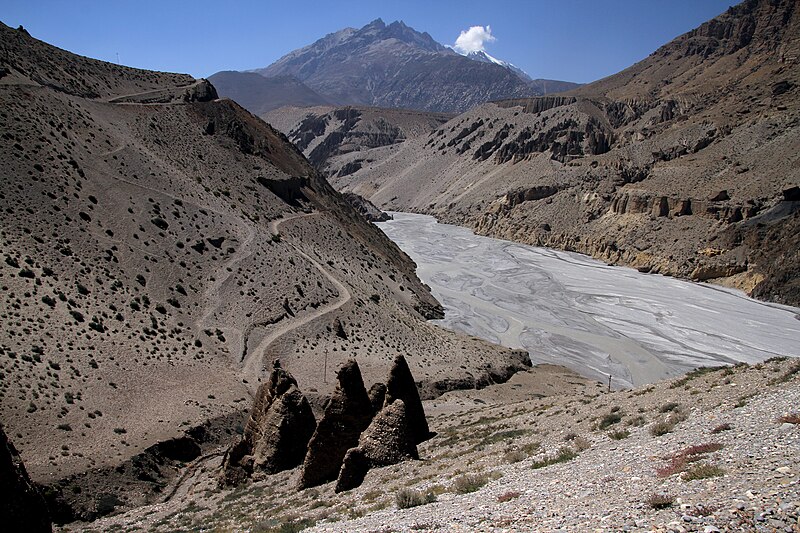 File:Mustang-Tangbe to Chhusang-50-Konglomerattuerme-Kali Gandaki-2015-gje.jpg