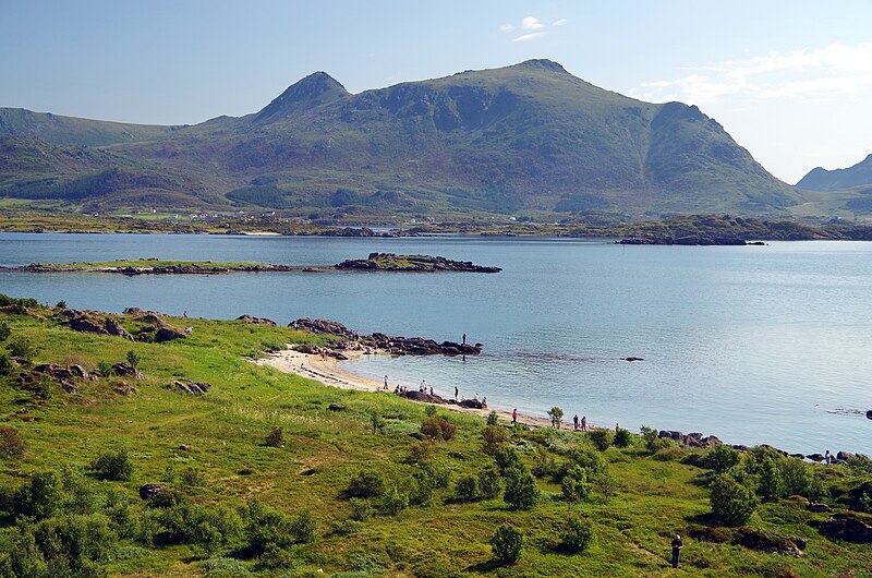 File:NO-lofoten-gravdal-kueste-hafen.jpg