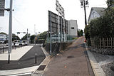 旧長坂道と国道1号の合流部（2012年（平成24年）9月（撮影位置））。
