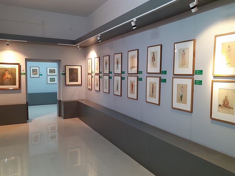 File:Nagpur Central Museum, Painting Gallery, Oct 2019.jpg
