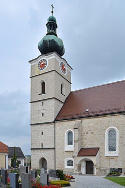 Niederneukirchen Pfarrkirche Südseite.jpg