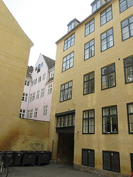 The rear side of the front wing with a peek into the courtyard of Gråbrødretorv 4.