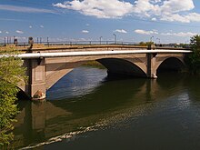 pont en pierre à deux arches au-dessus d'un fleuve