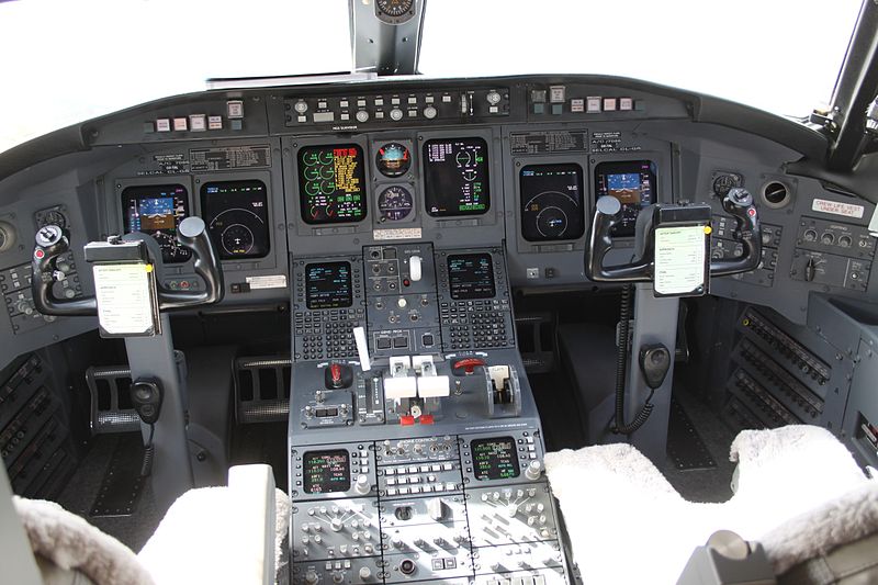 File:OD-TAL Canadair CRJ.100LR Flight Deck (7608261422).jpg