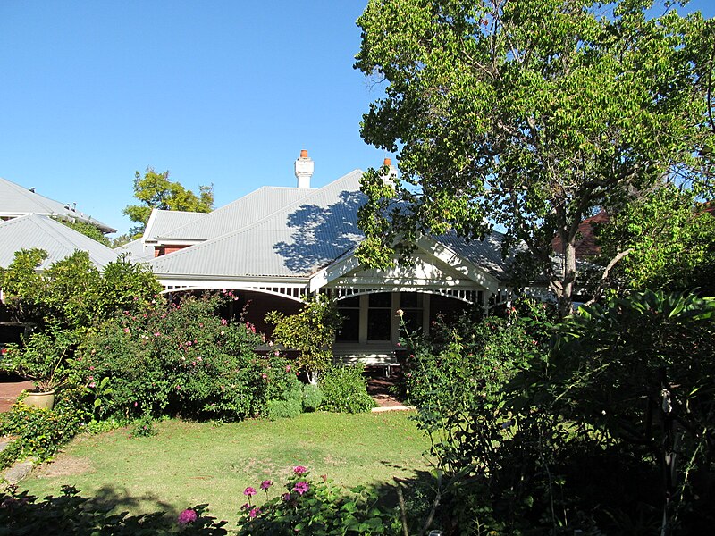 File:OIC peppermint grove houses 3.jpg