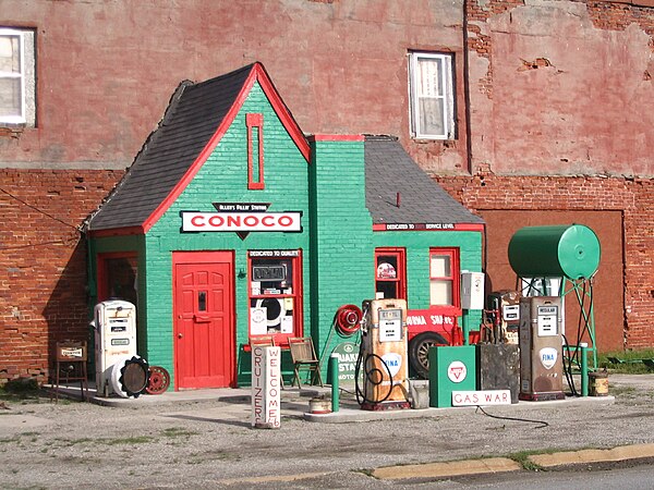 Former Conoco service station in Commerce, Oklahoma, pictured in 2008