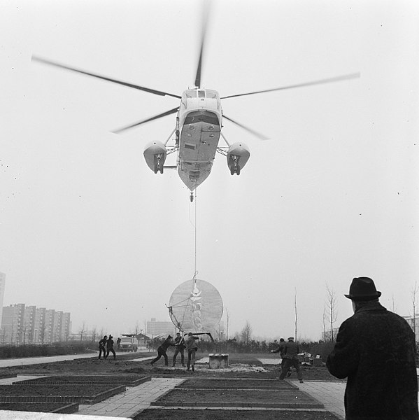 File:Opdracht Gemeente Amsterdam, Kunstwerk The Long Hum, hangend aan helicopter, w, Bestanddeelnr 922-1786.jpg