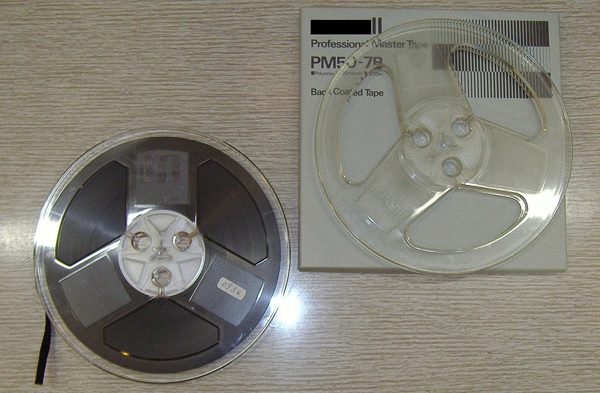 https://upload.wikimedia.org/wikipedia/commons/thumb/3/3b/Open_reel_audio_tape.jpg/1200px-Open_reel_audio_tape.jpg