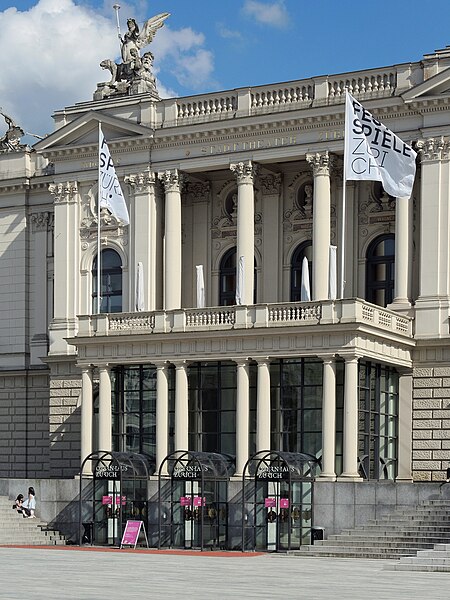 File:Opernhaus Zürich - Sechseläutenplatz 2013-06-30 17-22-30 (P7700).JPG