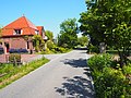 Langs de Oude Campsweg bevinden zich nog enkele karakteristieke boerderijen en tuindershuizen. In de middeleeuwen liep een dijk over het tracé van de weg, die bescherming bood tegen de Lee.