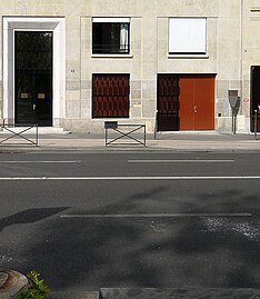 No 32, quai des Célestins : borne de Paris signalant l'emplacement de cette ancienne tour.