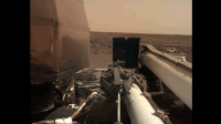 Sequência de duas imagens que mostram a sonda destravando seu braço robótico.