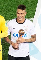 Guerrero accepting the Bronze Ball award after the 2012 FIFA Club World Cup Final