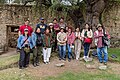Participantes del paseo fotográfico delante del molle sagrado en el Santuario Arqueológico Wariwillka, Huancayo, Junín