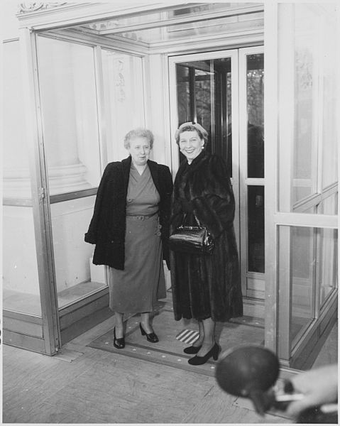 File:Photograph of First Lady Bess Truman with Mamie Eisenhower, wife of the President-elect, during Mrs. Eisenhower's... - NARA - 200403.jpg