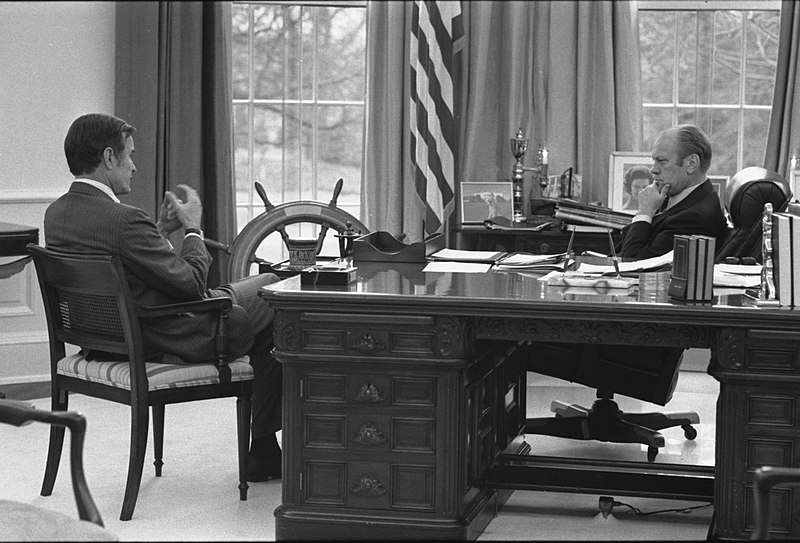 File:Photograph of President Gerald R. Ford Meeting with Central Intelligence Agency Director-Designate George Bush in the Oval Office - NARA - 7141445.jpg