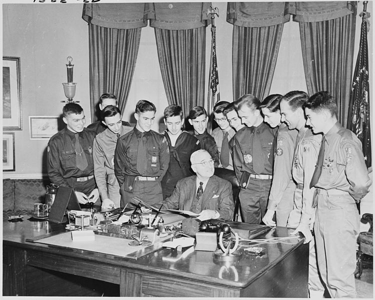 File:Photograph of President Truman with a group of twelve Eagle Scouts in the Oval Office of the White House. - NARA - 200183.jpg