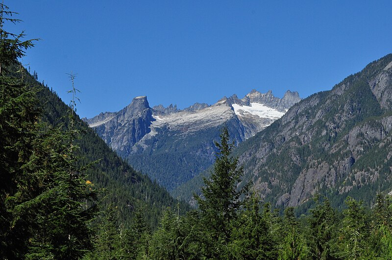 File:Picket Range from Sterling Munro Trail overlook 01.jpg