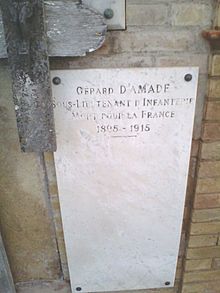 Pierre tombale de la famille d'Amade au cimetière de la Butte,Saint-Étienne-de-Tulmont.