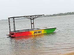 Moderna piroga na jezeru Togo