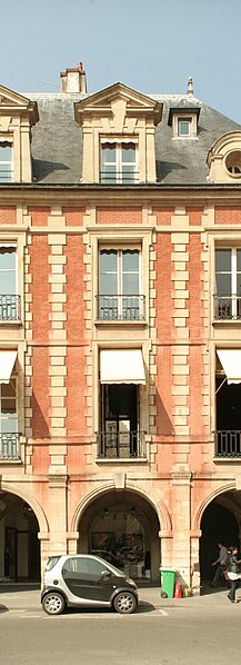 File:Place des Vosges, travée du 24.jpg