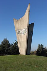 Споменик палим борцима и жртвама фашизма код Плованије, рад вајара Вјекослава Рукљача