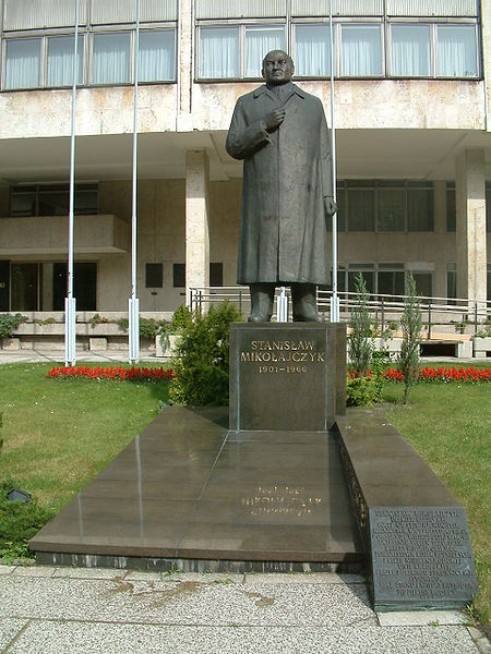 A monument to Stanisław Mikołajczyk in Poznań