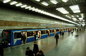 Серійний поїзд на станції метро «Позняки»