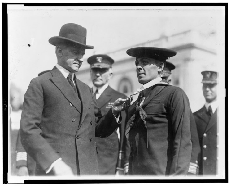 File:President Coolidge) decorating Henry Breault of the submarine 0-5 with the Congressional Medal of Honor LCCN2002712384.tif