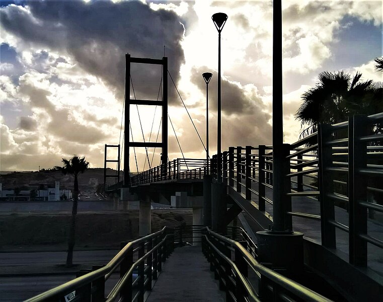 File:Puente Peatonal SITT.jpg