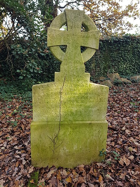 File:Putney Lower Common Cemetery 20191117 131516 (49078948236).jpg