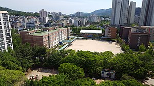 Srednja škola za menadžment u Pyeongchonu, fotografirano u Gongjak Lucky Apt.jpg