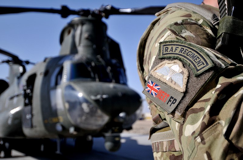 File:RAF Regiment Gunner with MERT Chinook in Afghanistan MOD 45158473.jpg