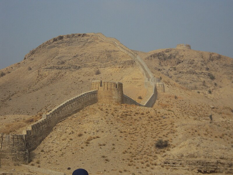 File:Ranikot Outer wall.JPG