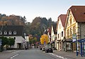 Blick von der Rathausstraße zum Tönsberg in Oerlinghausen, Kreis Lippe.