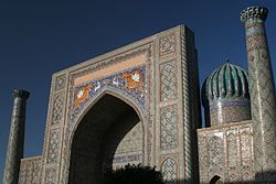 Sekolah Shir Dor Koranic di sebelah kanan Registan Square di Samarkand