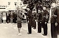 Remise du drapeau au commissaire Bichat par Mme Wiltzer le 14 juillet 1945.