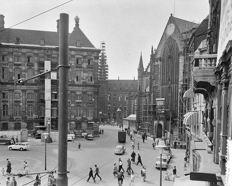 File:Restauratiewerkzaamheden op de Dam te Amsterdam, overzicht dam, links Paleis in , Bestanddeelnr 911-4703.jpg