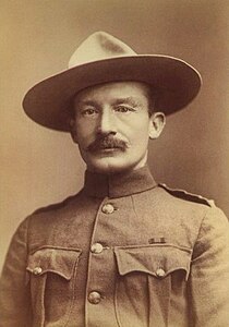 Robert Baden-Powell avec son Quatre-bosses britannique.