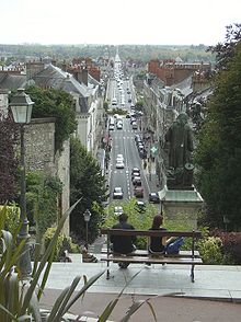 L’axe du pont à travers Blois et le val de la Loire, depuis le haut des escaliers Denis-Papin.