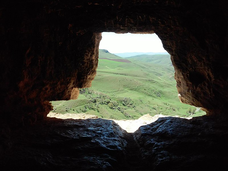 File:Sündü kəndi, Qəzənfər dağında quyulu mağaralar 3.jpg