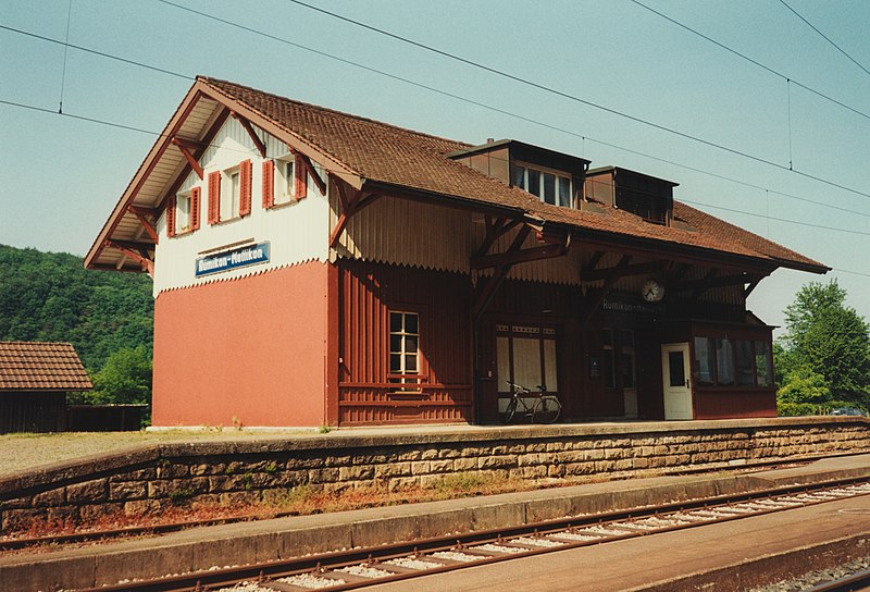 File:SBB Historic - F 122 00887 003 - Ruemikon-Mellikon Stationsgebaeude Bahnseite.jpg